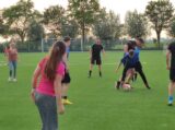 Laatste training S.K.N.W.K. JO9-1 van seizoen 2022-2023 (partijtje tegen de ouders) (123/178)